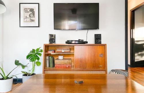 Mid-Century Modern Home Near Downtown with Free Parking - Foto 10