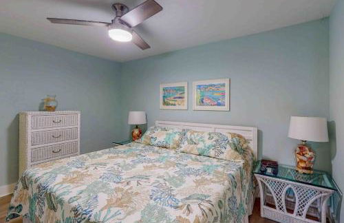 First-Floor Condo Steps from the Beach with Shared Pools, Hot Tub, Game Room - Foto 10