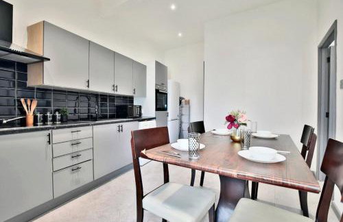 Freckleton House in Town Centre, near Blackpool, Sleeps 6, Free Parking - By NMB Property - Photo 6