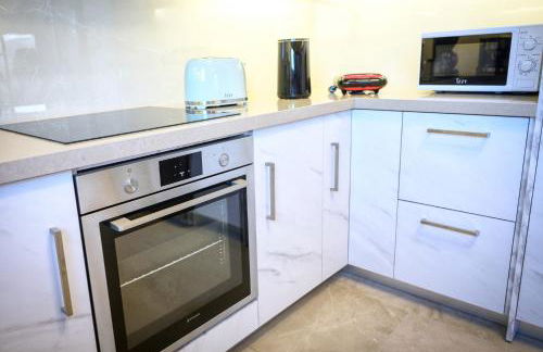 Secluded Luxury Villa w Jacuzzi & Stunning Views - Photo 17