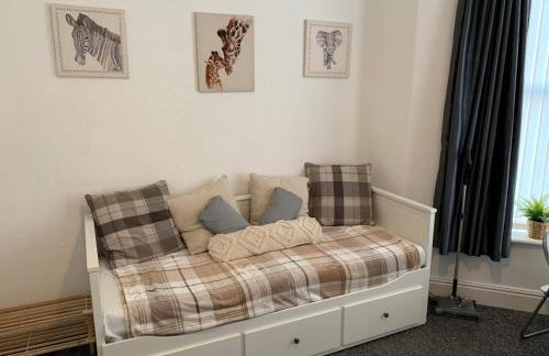 Cosy Wirral home near Liverpool with Free Parking! - Photo 10