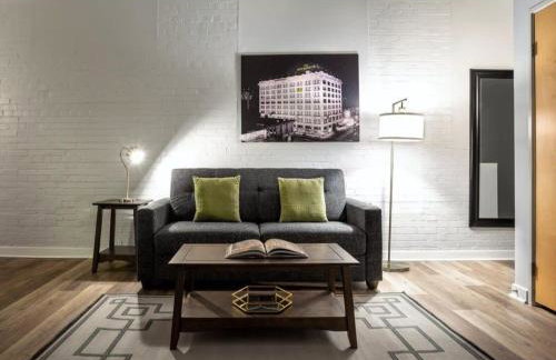 BOLD 2BR 2BA In The Block Apartment by CozySuites! - Foto 3