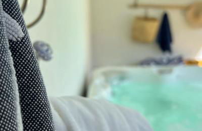 Gîtes de charme "l'écrin de Vendée" jacuzzi privatif, piscine chauffée, prestations bien être, vélos à 10 mn de l'océan sur 3,5 h de verdure - Photo 13