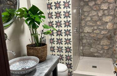 Wood & Stone Guesthouse - Photo 13