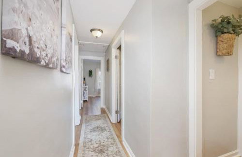 Large 4 Bedroom Home Close to Airport and IX Center - Foto 24