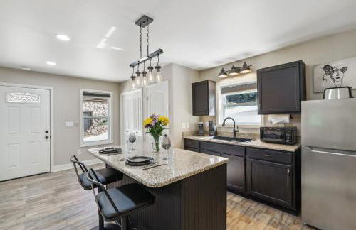 Hickory Hideaway Pet-Friendly Haven with Fire Pit! - Foto 10