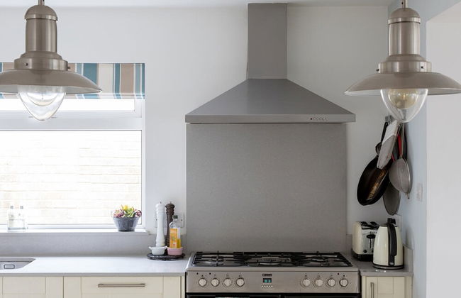 Tranquil Family Retreat 5 min to Beach Garden - Photo 12