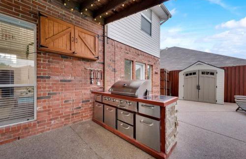 Modern and Luxury DFW Mansion with Backyard Oasis - Foto 12