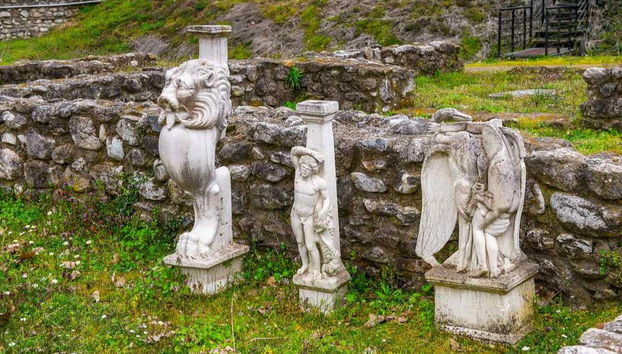 Sculptures du théâtre de Dion