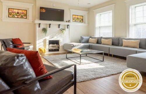 Magnolia on the Park Spacious 4BR ABODEbucks - Photo 1