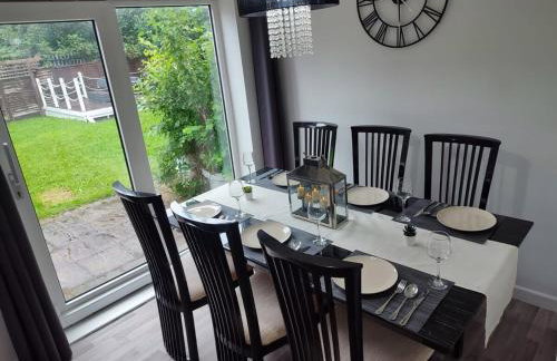 4-bed quiet cul de sac location with large secure off road parking for 4 cars - Foto 5