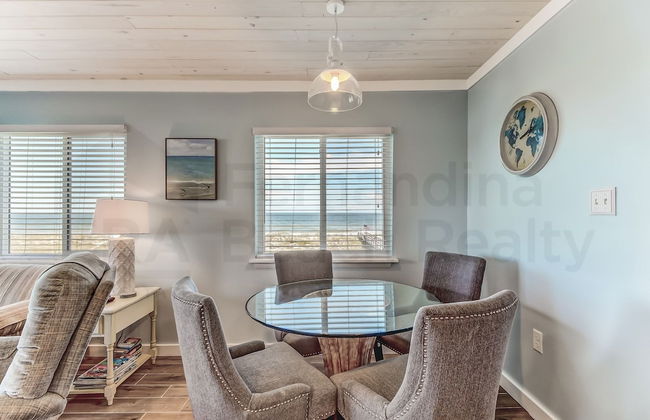 Newly Remodeled Oceanfront Condo with Salt Water Pool and Private Walkway to Beach by RedAwning - Foto 24