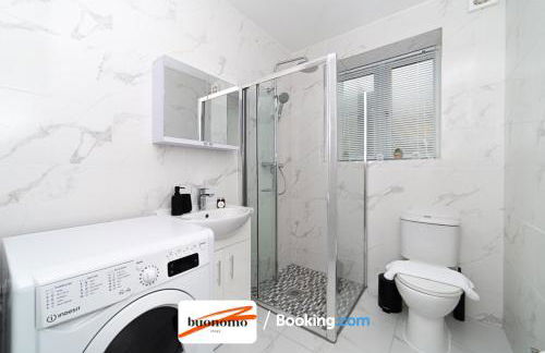 Three Bedroom Apartment At Buonomo Stays Short Lets & Serviced Accommodation With Netflix & Games - Foto 32