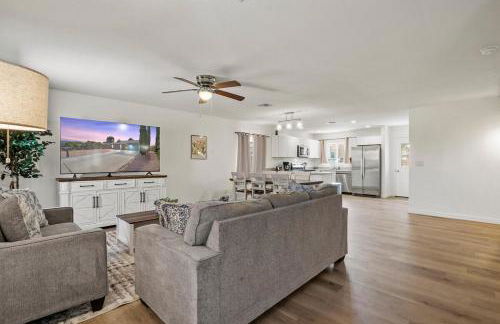 l NEW l Fully Remodeled 3BR 2BTH l 1 Min to Veterans Memorial Park - Foto 1