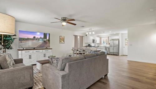 l NEW l Fully Remodeled 3BR 2BTH l 1 Min to Veterans Memorial Park - Foto 1