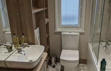 Kingfisher Lodge - Lakeside Lodge With Hot Tub - Foto 24