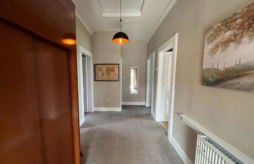 A Spacious Flat with Character - Private Car Space - Foto 33