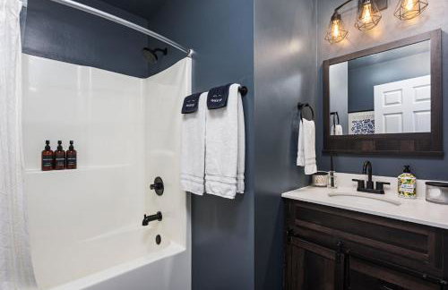 Capitol House - 3 Bed 1 Full and 1 Half Bath, Pet Friendly with Hot Tub walk to Lucas Oil Stadium - Foto 33