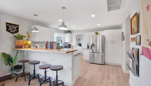 Hot Tub Fire Pit Pet Friendly Walk to Bell St - Foto 4