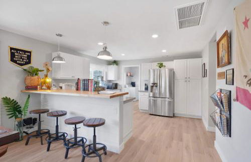 Hot Tub Fire Pit Pet Friendly Walk to Bell St - Foto 4