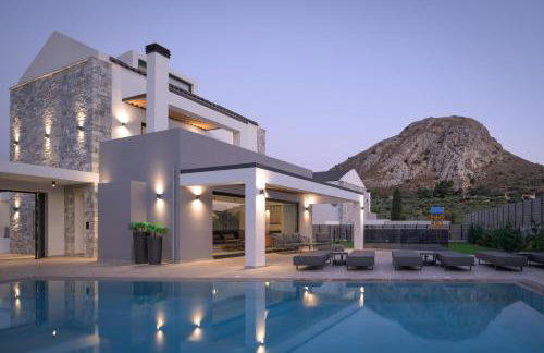 Monti Luxury Villa, with Heated Pool & Hot Tub - Foto 1
