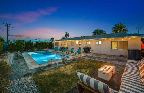 NEW Retro Escape 70's Vibes Wellness Game Room - Foto 62