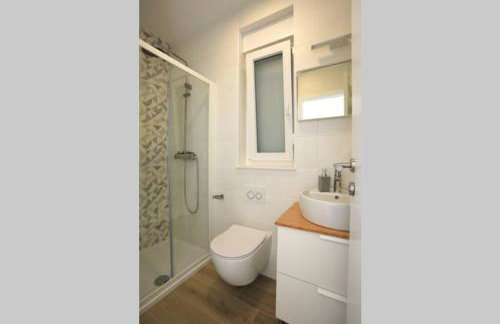 Villa Lumaka Sun - Amazing Home In Brodarica with 4 Bedrooms, Wifi, Outdoor Swimming Pool and Heated Swimming Pool - Photo 11