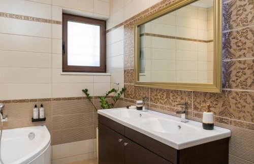 Villa Wisdom - Elegant & Homely with Pool, Galatas - Photo 46