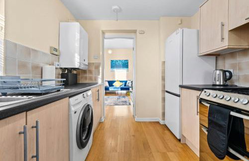 3 Bedrooms Elegant Homely House, Sleeps 6 Comfortably with 4 Double Beds, Newcastle, Free Street Parking, Business Travellers, Contractors, & Holiday Goers, Near all Major Transport Links in Newcastle & City Centre - Foto 18