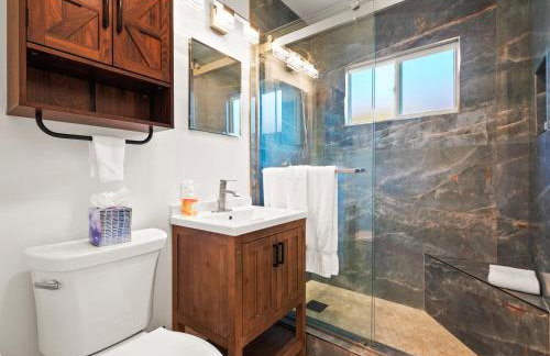 Bay Park Garden Paradise - central Location, AC, Washer Dryer & Private yard! - Foto 9