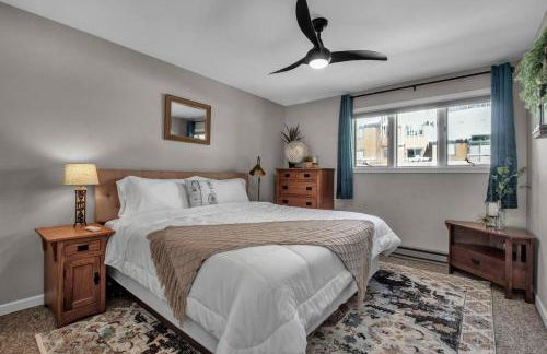 Modern Townhome with Decks Fireplace & Mountain Views - Foto 10