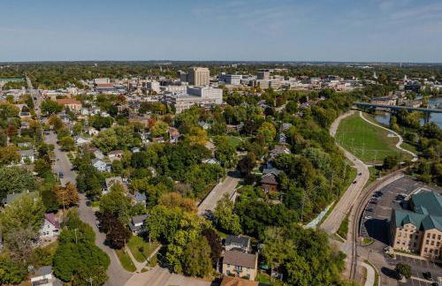 Family Downtown Mansion - Sleeps 13 - Foto 32