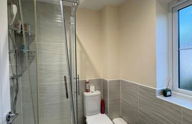 Spacious 3-Bed House - Sleeps 8 Garden & Parking - Foto 17