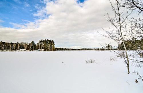 Cozy Manistique Cabin with Deck, Grill and Fire Pit! - Foto 29