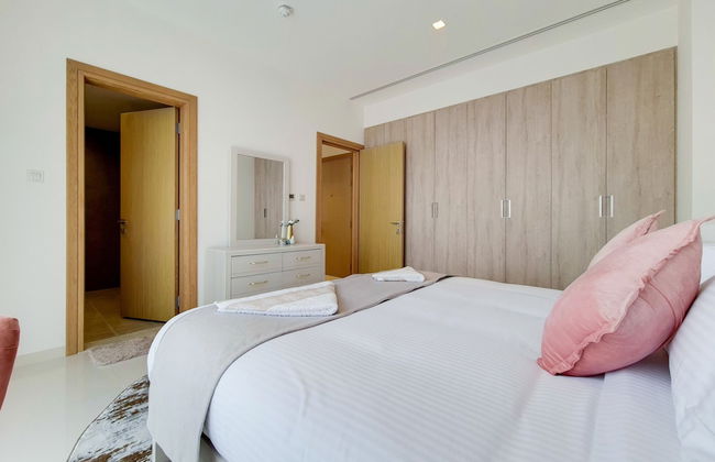 GreenFuture - Panoramic City View From This High-Rise Chic Condo - Photo 4