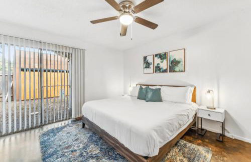 Heart of SoCo 2BR and 1BR King Suites with Free Parking, Pool, and Laundry Center - Foto 13