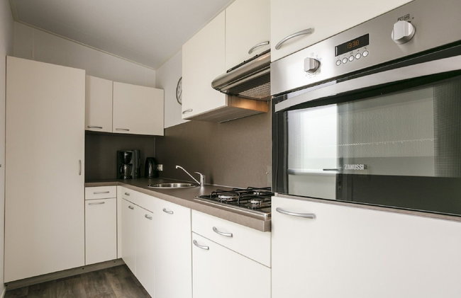 Sunlit Chalet by the Pond - Foto 3