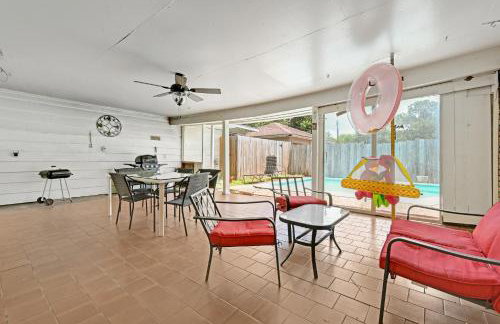 Home for summer with pool, pool table, outdoor kitchen,patio and balcony - Foto 11