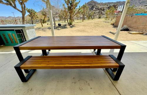 Epic Views, Huge House, Acres of J-Trees to explore, Hot Tub, Pool, AC, and Mini-Golf - Foto 59