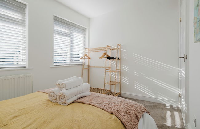 Corner House - Bright 2BD in Cheltenham - Photo 11