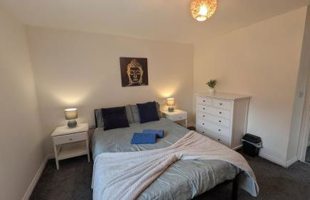 Large Modern House with Private Parking - Foto 70