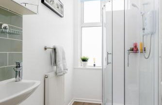 Flatzy - Sleeps 16 Near Football Ground & Ping Pong Table - Foto 14