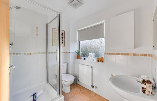 Hunsbury House - Excellent Location - Free Parking, Self-Check-In, SkyTV and Fast Wifi by Yoko Property - Foto 3