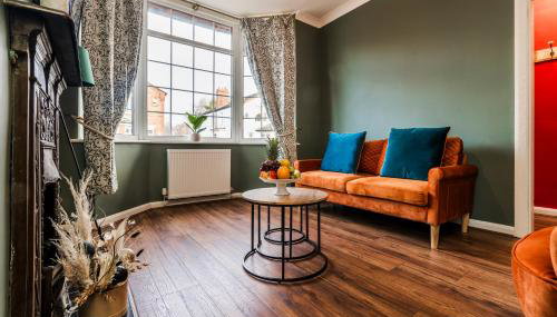 Stylish 3 Bed House, Free Parking, Near M53, Fast WiFi, Garden - Foto 4