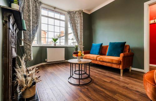 3 Bedroom House, Free Parking, Easy M53 Access - Photo 1