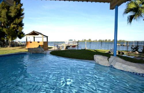 Beautifully Decorated Waterfront Chalet Rental in Grant, Florida - Photo 22