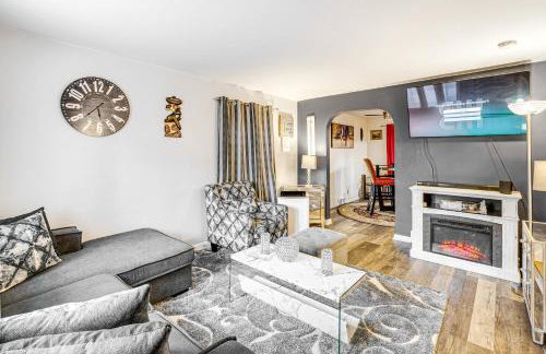 Newark Home with Deck and Fire Pit, 16 Mi to NYC! - Photo 5