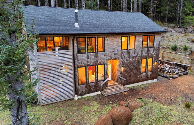 Rustic Arch Cape Getaway w/ Vibrant Interior Walk to the Beach Cape Wonder - Foto 1