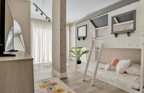 Stunning 2 Story Villa with Pool - Photo 21