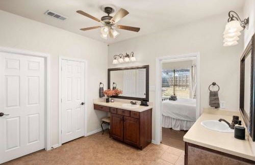Spacious 4BR 3BA with Yard Mins to LakeLewisville - Foto 21